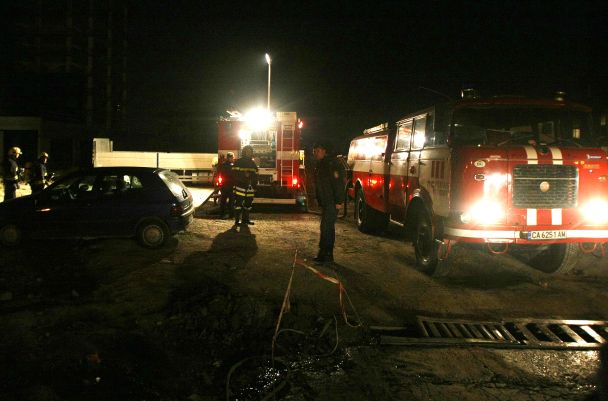 Движението в локалното платно беше отцепено, докато пожарникарите си свършат работата