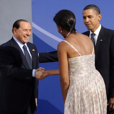 Берлускони пак се шегува с ”почернялото” семейство Обама