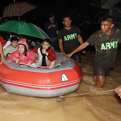 Филипинец спаси 30 души от наводнение и загина