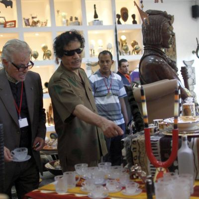 Кадафи позира с туристи
