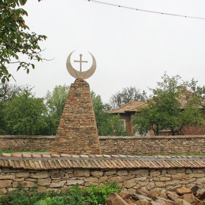 В село Славяново братята Юзеирови са издигнали паметник на незнайния турски воин