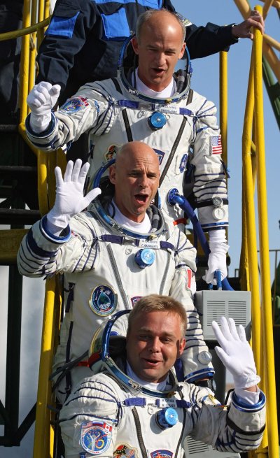 Ги Лалиберте (в средата)лети заедно с американския астронавт Джефри  Уилямс (отгоре) и с руския космонавт Максим Сураев(долу)
