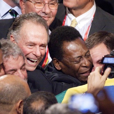Легендарния Пеле и останалите членове на делегацията на Рио де Жанейро празнуват, след като бе съобщено, че Рио де Жанейро ще бъ