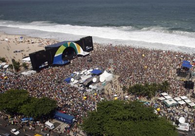 На плажа Копакабана бяха оборудвани трибуни с огромни телевизионни екрани, а от сутринта на трибуните известни артисти веселяха