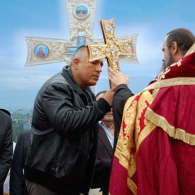 Бойко Борисов донесе в Пловдив парче от Светия кръст Господен
