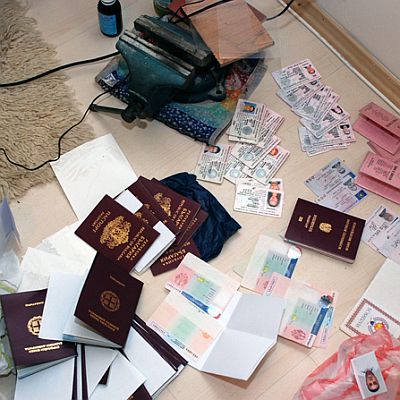 Разбиха банда за фалшиви документи