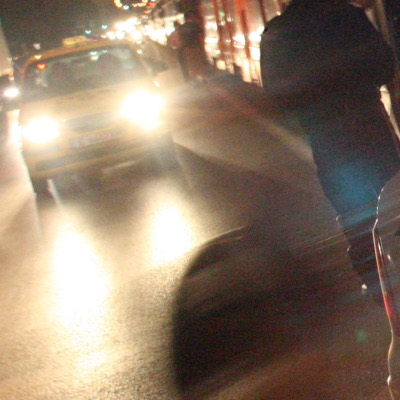 Таксиджии са свидетели как безумците нощем летят в обратната на кръговото посока на Руски паметник