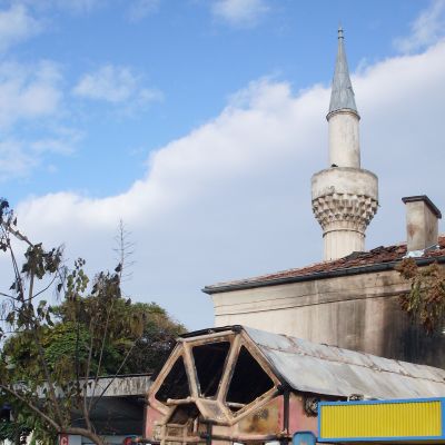 Покривът на джамията в Благоевград горя преди два дни при пожар в павилион пред него