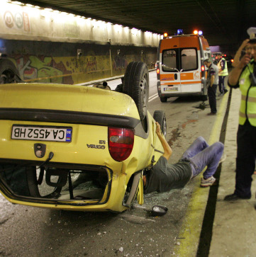 Шофьор преобърна колата си в подлеза на НДК