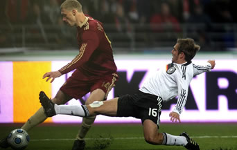 Павел Погребняк се бори за топката с футболист на Германия