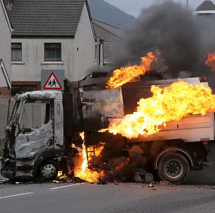 Кола-бомба избухна пред съд в Северна Ирландия