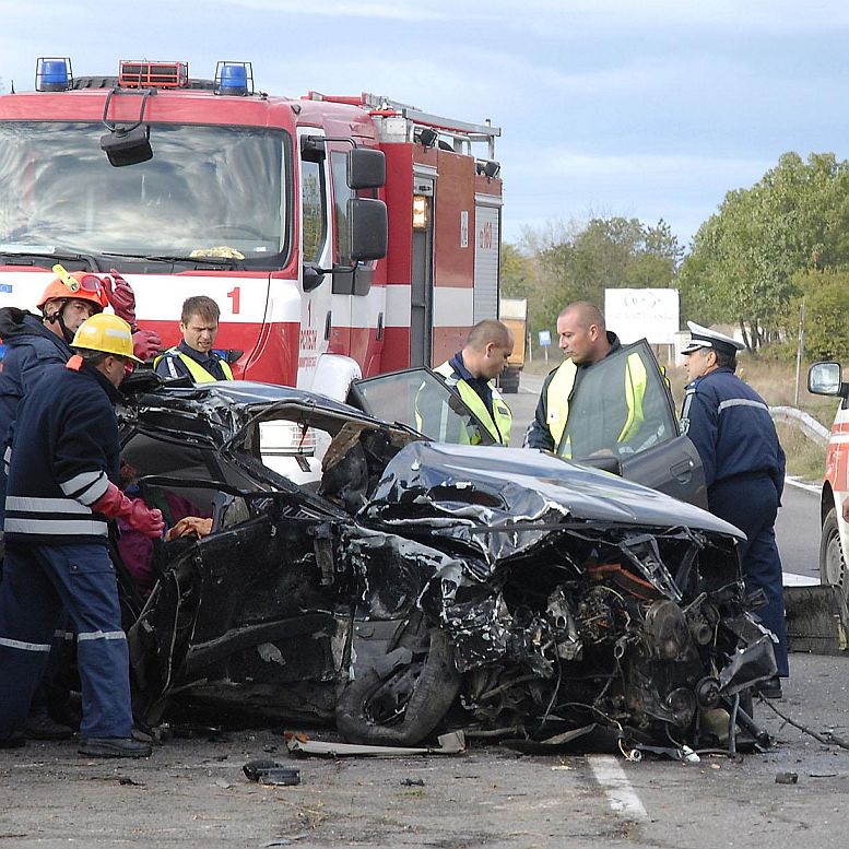 Двамата пътуващи в аудито при катастрофата на пътя Димитровград-Хасковоса загинали на място