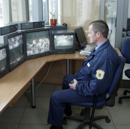 Общински полицай следи система за видеоконтрол