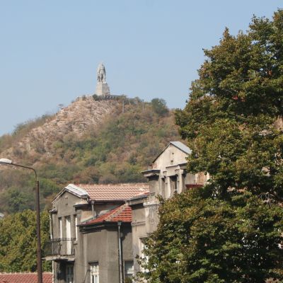 Альоша, който с каменния блок под него е около 15 метра