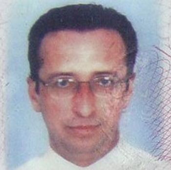 Полицията издирва двама имотни измамници