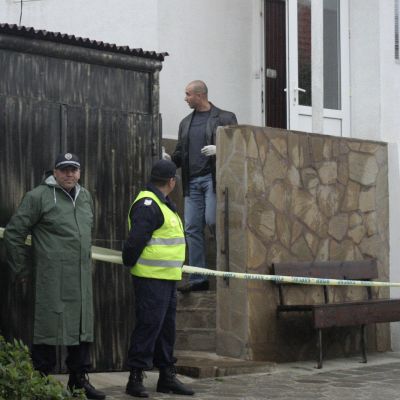 Къщата в Карнобат, в която 17-годишен уби майка и дъщеря й