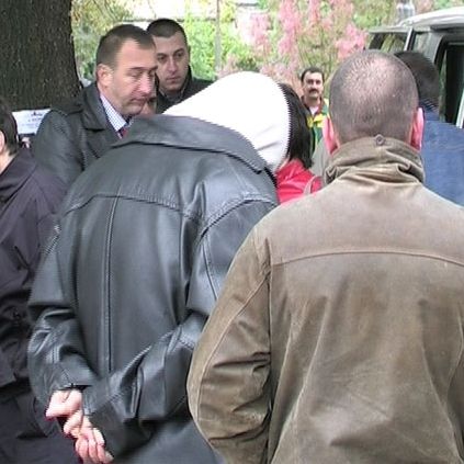 Полицаят (с качулката), който беше задържан заедно с магистрата, ще бъде уволнен дисциплинарно