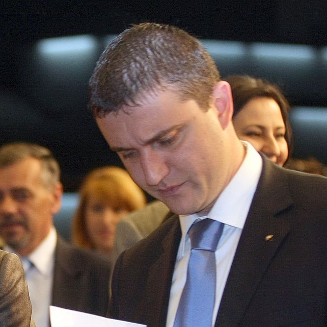 Държавата се разшета за дълговете си