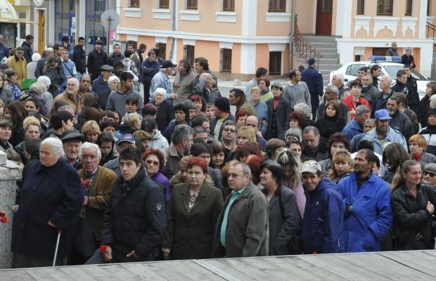 Стотици жители на Карнобат дойдоха на погребението