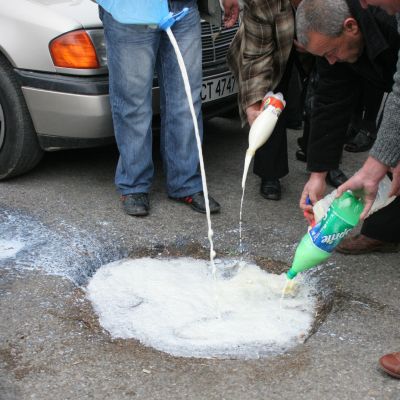 Фермери изсипват мляко в шахтите