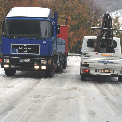 Снегът затрудни движението на автомобилите