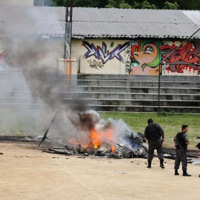 Двама полицаи бяха убити и двама пострадаха - единият бе тежко обгорен, рано сутринта, когато експлодира техният хеликоптер
