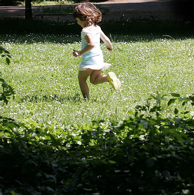 Дете тича в парк в София