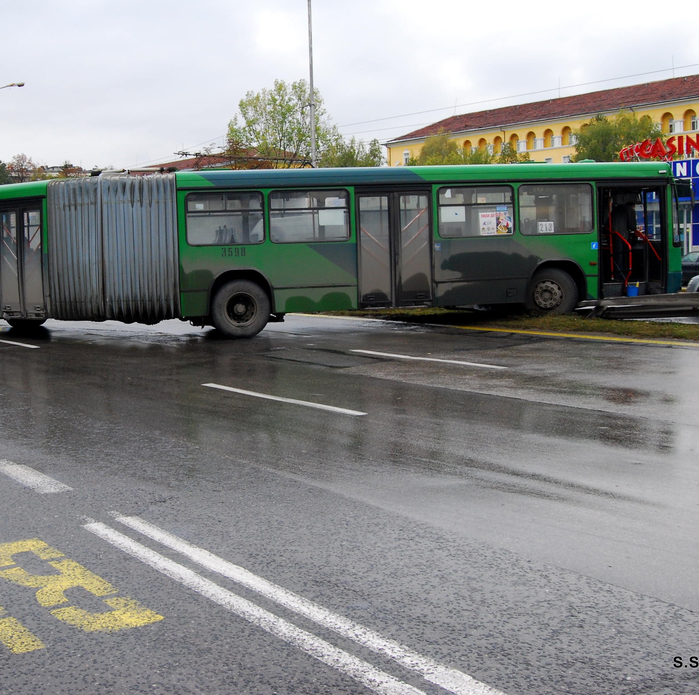 Автобус 213 препречи Цариградско шосе