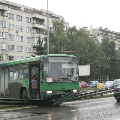Автобус № 213 е излязъл от платното и се е ударил в мантинелата