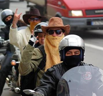 Посрещнаха с рокерски ескорт легендарните ZZ TOP