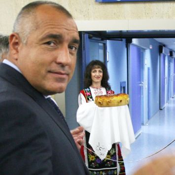 Одобрението за най-големия противник на премиера - Сергей Станишев, е било едва 40 на сто