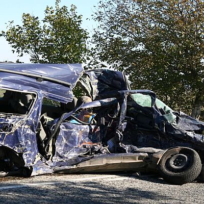 Двама мъже загинаха след удар на кола в багер и камион