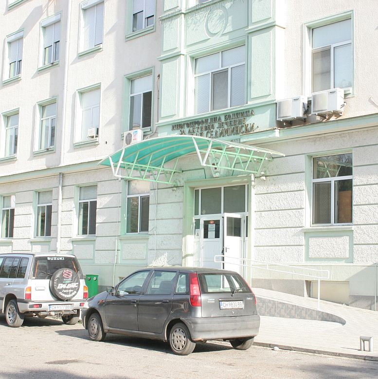 Дванайсетокласник нокаутира съученик в клас