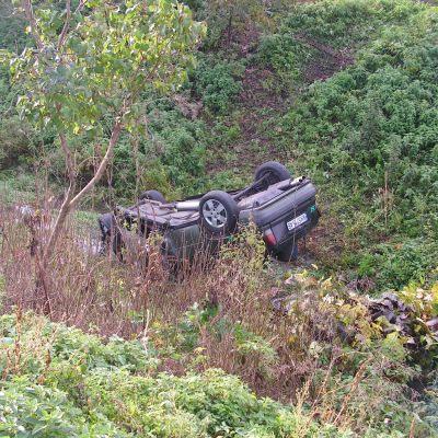 Пиян и без книжка едва оцеля след полет в река