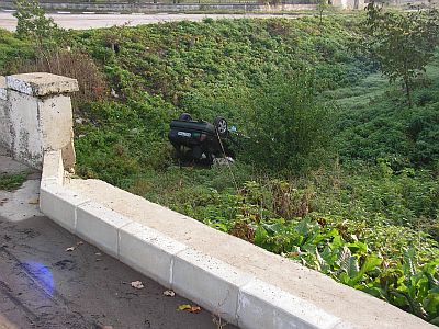 Пристигналите на място служители на реда установили, че шофьорът е пиян и без книжка