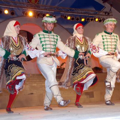 Освен българските трупи, ще има танцови и музикални състави от Молдова, Украйна, Португалия, Сърбия, Грузия и Беларус
