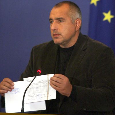 Бойко Борисов показва доклада на ДАНС, предоставен му от бившия сътрудник на агенцията Алексей Петров