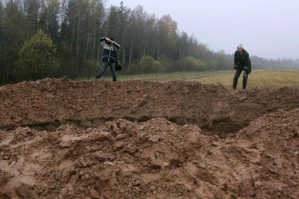 Катерът е с 15 м диаметър и дълбочина 5 м