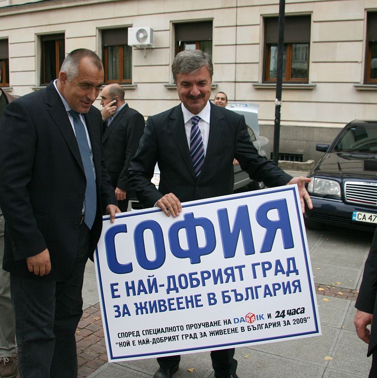 Минко Герджиков показва приза на премиера Бойко Борисов