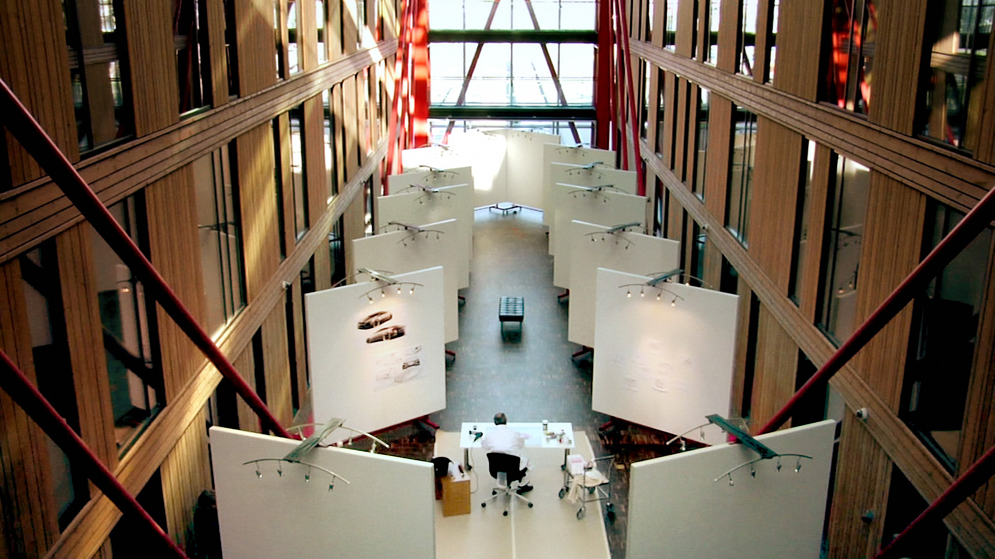 Незрящ художник нарисува новото Volvo S60