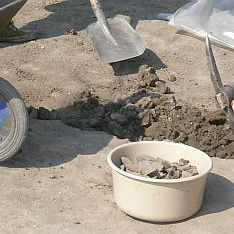 Археолозите продължават работа на могилата
