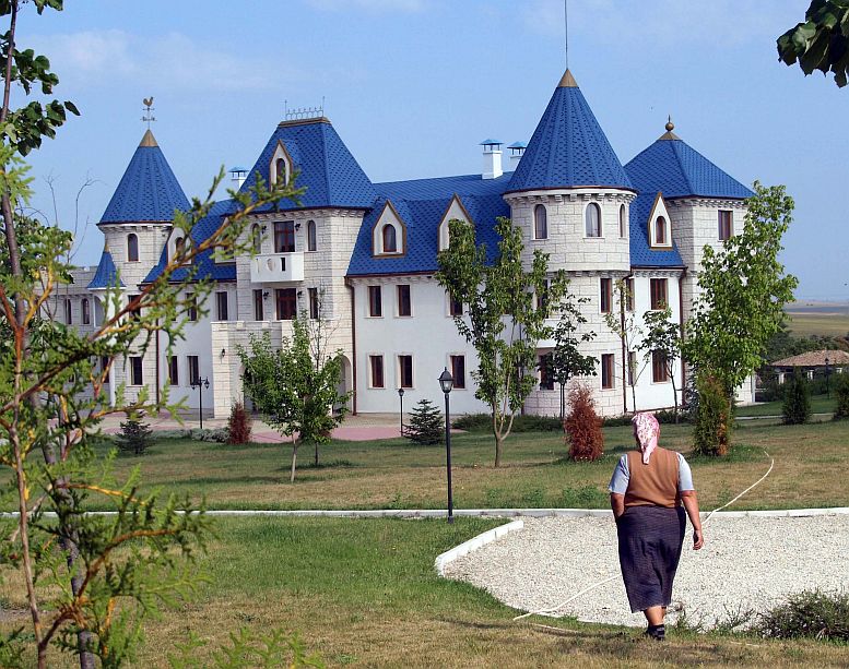 Дворецът в село Дръндар, вече прехвърлен на иметона фондацията на Доган