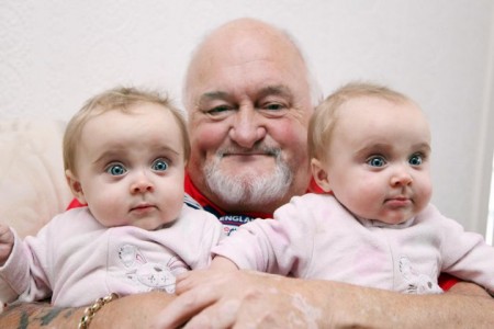71-годишен стана татко на близначки, иска и момченце