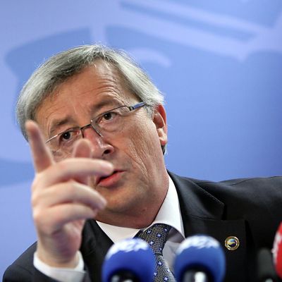 Юнкер: Богатите да спасяват Гърция