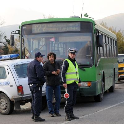 Полицейски джип е препречил пътя на автобуса край село Железница