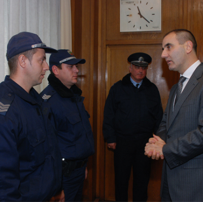 Награждават полицаите, спрели крадеца на автобус