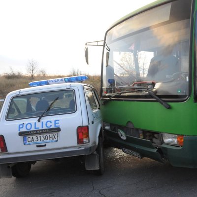 Полицейският автомобил препречи пътя на автобуса край село Железница