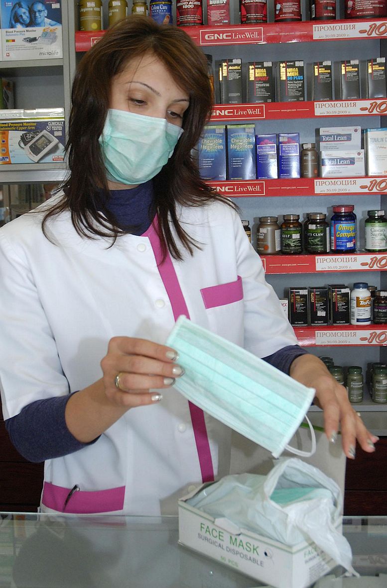Аптекарка продава последната медицинска маска останала в града