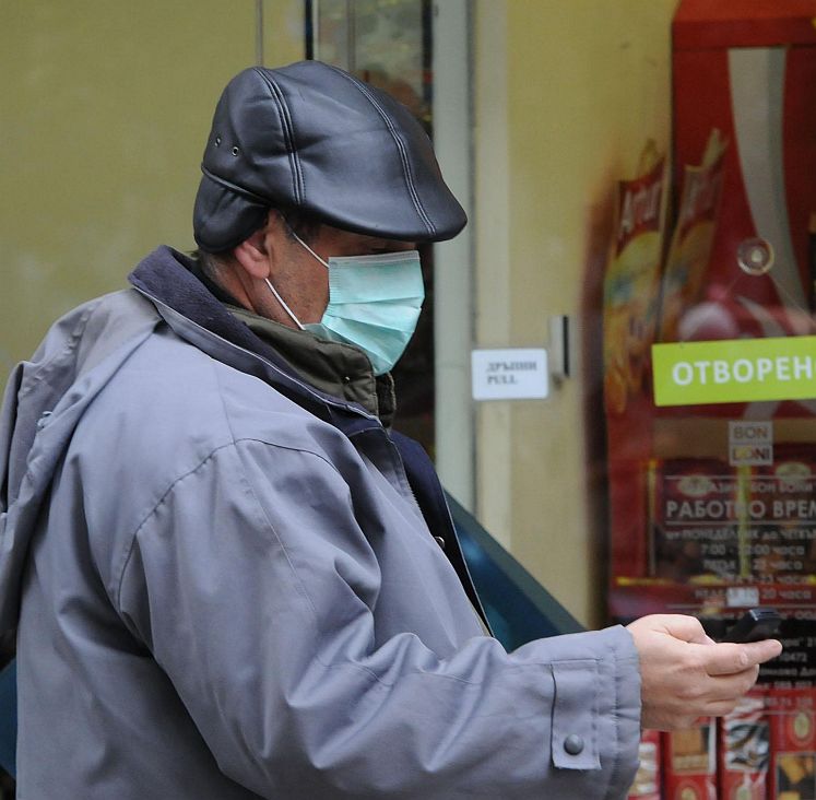 Жител на столицата ходи с медицинска маска по улиците