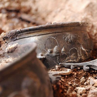 Археолози откриха сребърно съкровище в гробница